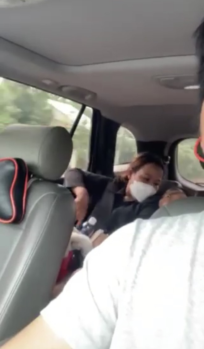 Thấy gia đ&igrave;nh 5 người tr&ecirc;n xe m&aacute;y, b&aacute;c t&agrave;i c&oacute; h&agrave;nh động đẹp nhận về cơn mưa lời khen - Ảnh 2.