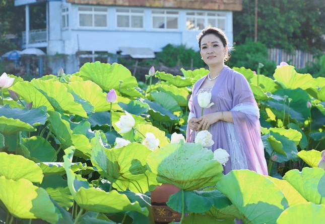 Sen Hồ Tây vào mùa, dịch vụ thuê váy áo, trang điểm chụp ảnh hút giới trẻ - Ảnh 11.