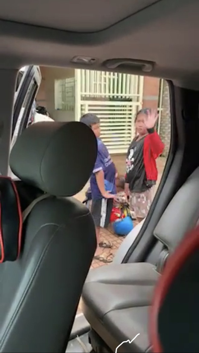 Thấy gia đ&igrave;nh 5 người tr&ecirc;n xe m&aacute;y, b&aacute;c t&agrave;i c&oacute; h&agrave;nh động đẹp nhận về cơn mưa lời khen - Ảnh 3.