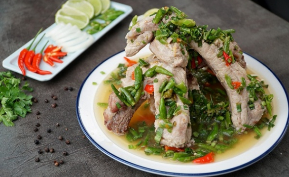 Món ngon cuối tuần: Cách làm sườn cay Thái Lan ăn hoài không chán - Ảnh 3.