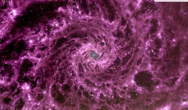 Kính viễn vọng Không gian James Webb tình cờ phát hiện vòng xoáy bí ẩn của thiên hà màu tím trong vũ trụ của chúng ta! - Ảnh 1.