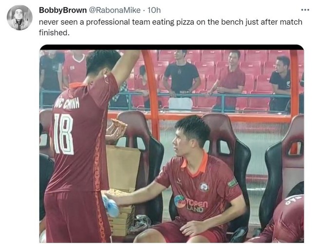  ‘Cò V.League’ sốc vì Đức Chinh và Đình Trọng ăn pizza ngay trên sân  - Ảnh 1.