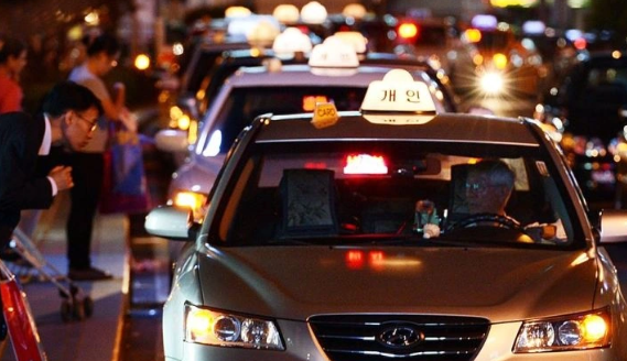 Hàn Quốc khủng hoảng taxi: Người dân khó đặt xe ban đêm, tài xế trẻ đồng loạt bỏ việc  - Ảnh 1.