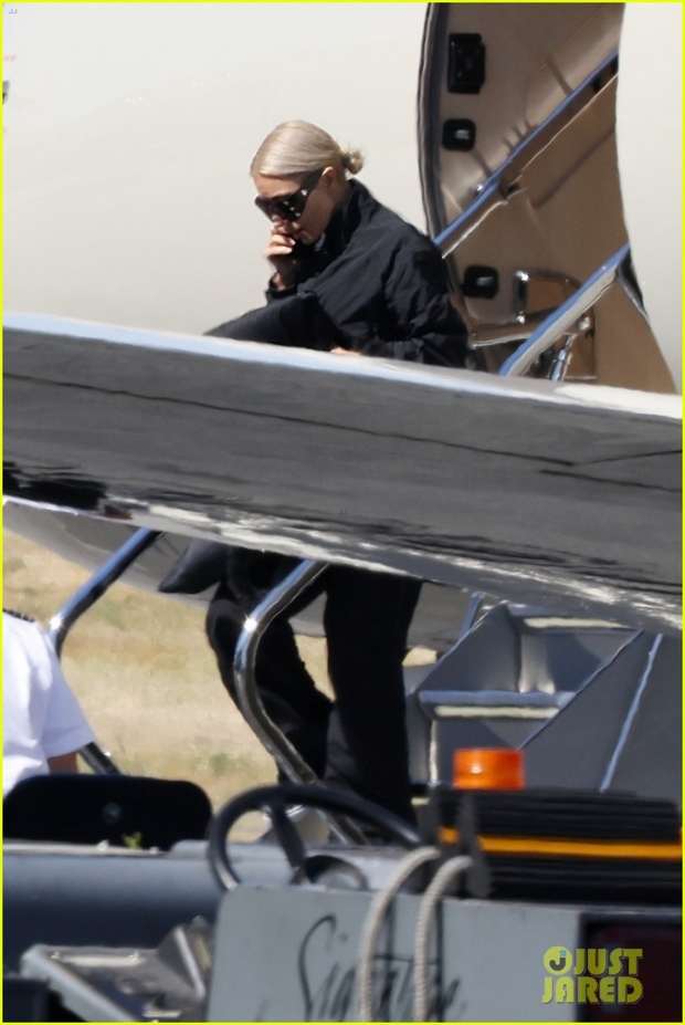 Kim Kardashian gầy gò bước xuống từ máy bay sau chuyến đến Úc thăm tình trẻ - Ảnh 1.