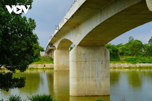 Cây cầu cụt trăm tỷ ở Bắc Giang xây xong 2 năm vẫn để trưng bày - Ảnh 11.