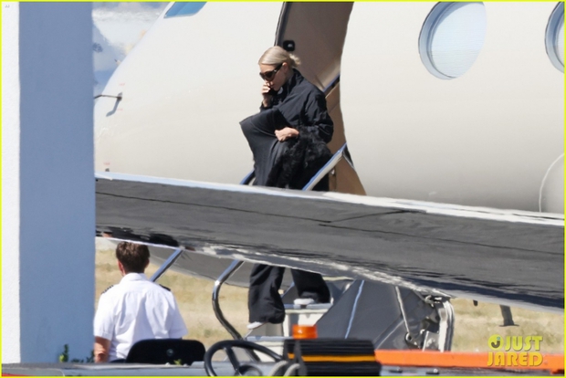 Kim Kardashian gầy gò bước xuống từ máy bay sau chuyến đến Úc thăm tình trẻ - Ảnh 5.