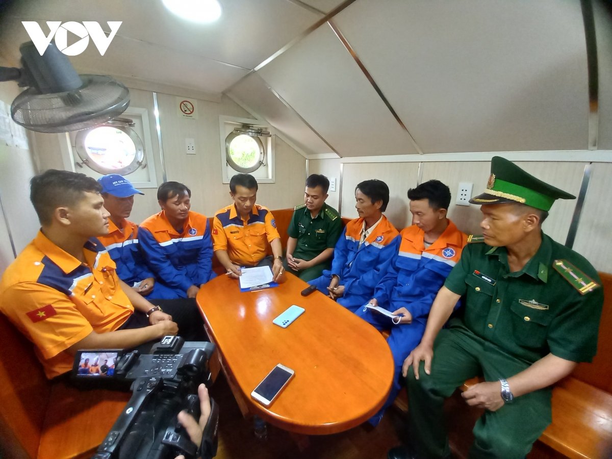 Xuyên đêm cứu 4 ngư dân Bình Định trên tàu cá bị chìm - Ảnh 1.