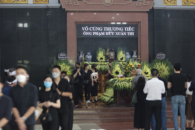 Tang lễ Xuân Thi (Small Fire) tại Hà Nội: Người thân bật khóc nghẹn ngào, Tùng Dương và đại diện Bức Tường đến viếng - Ảnh 2.