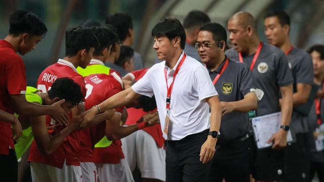 Chuyên gia Indonesia cười nhạo LĐBĐ nước nhà: ‘Chuyển liên đoàn mà cứ như chuyển nhà trọ’ - Ảnh 1.