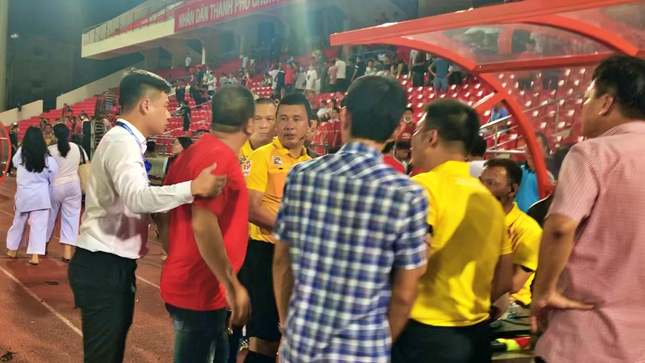Trọng tài Hoàng Ngọc Hà không được phân công nhiệm vụ ở vòng 9 V-League - Ảnh 1.