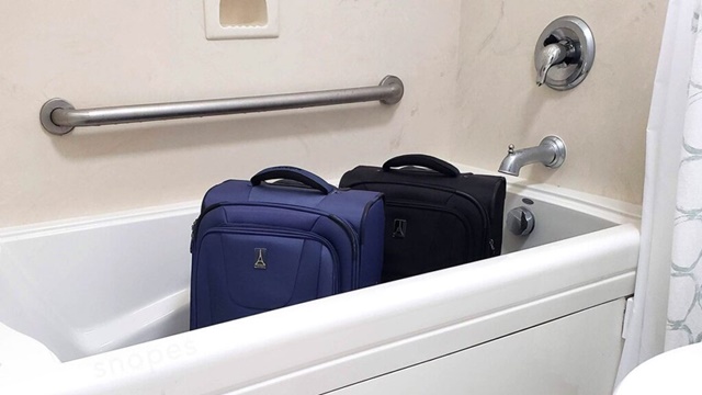 Lý do nhiều người thường đặt vali trong bồn tắm ngay sau khi nhận phòng khách sạn - Ảnh 1.