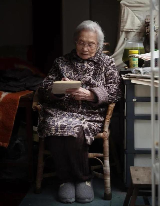Chăm chỉ nghiên cứu chứng khoán trên TV, cụ bà 104 tuổi người Trung Quốc kiếm bộn tiền nhờ cách đầu tư ăn chắc mặc bền - Ảnh 1.