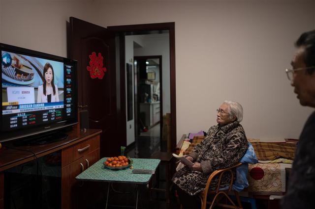 Chăm chỉ nghiên cứu chứng khoán trên TV, cụ bà 104 tuổi người Trung Quốc kiếm bộn tiền nhờ cách đầu tư ăn chắc mặc bền - Ảnh 3.