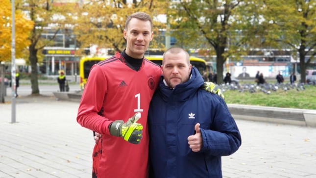 Manuel Neuer bị chỉ trích keo kiệt vì hành động gây tranh cãi - Ảnh 1.