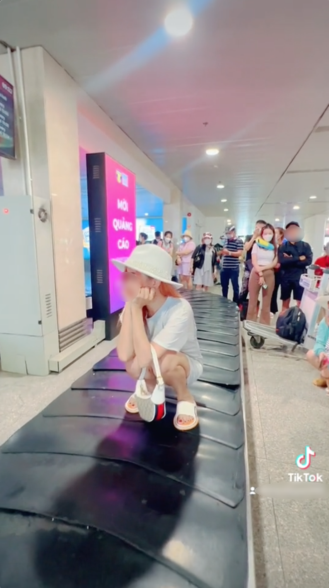 Clip cô gái thản nhiên ngồi lên băng chuyền hành lý sân bay gây phẫn nộ - Ảnh 2.