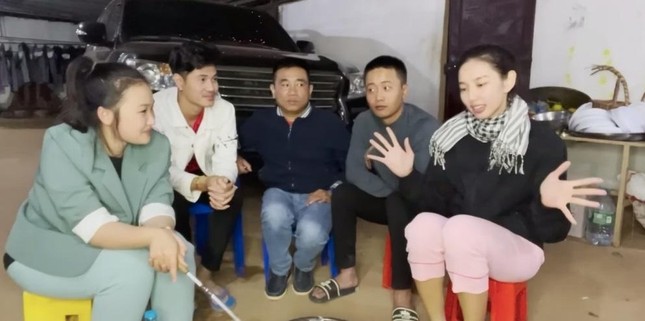 Video mới nhất của Thùy Tiên càng chứng tỏ nàng hậu cực thân thiết với Quang Linh Vlogs - Ảnh 3.