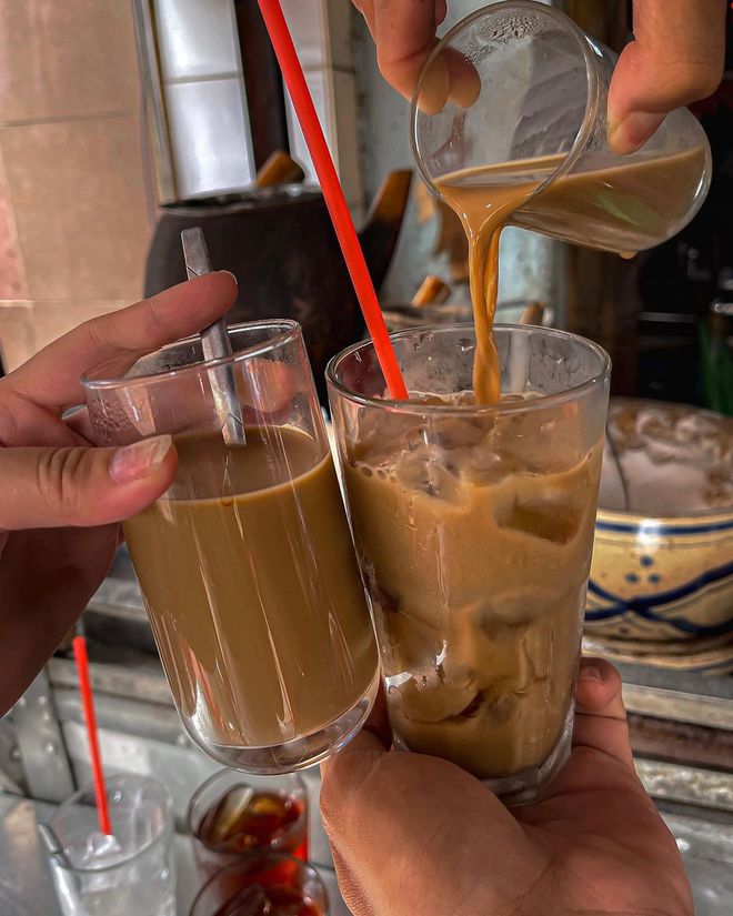 3 quán cafe vợt hơn 60 năm tuổi ở TP.HCM: Hương vị xưa nhưng không cũ, thu hút đông nghẹt khách mỗi sáng - Ảnh 19.