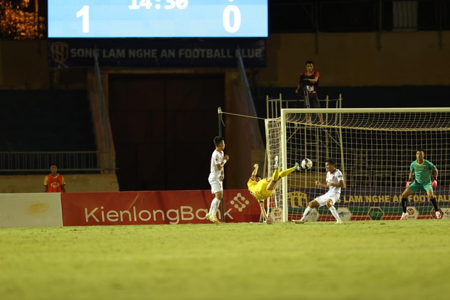 SLNA đè bẹp Hải Phòng trên sân Vinh, chễm chệ trên ngôi đầu V-League - Ảnh 2.