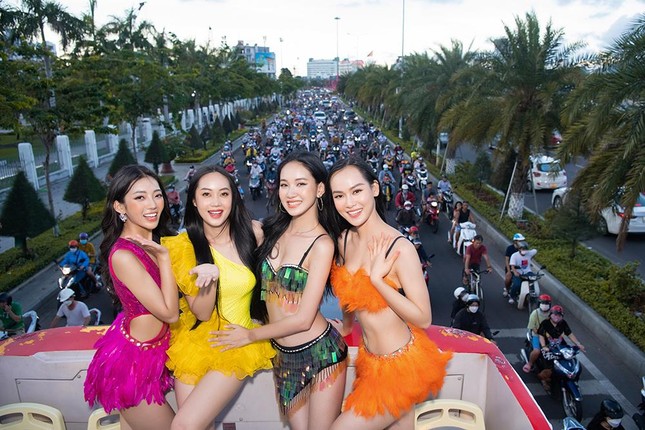 Diễu hành carnival đường phố của Miss World Vietnam 2022 người khen - kẻ chê - Ảnh 4.