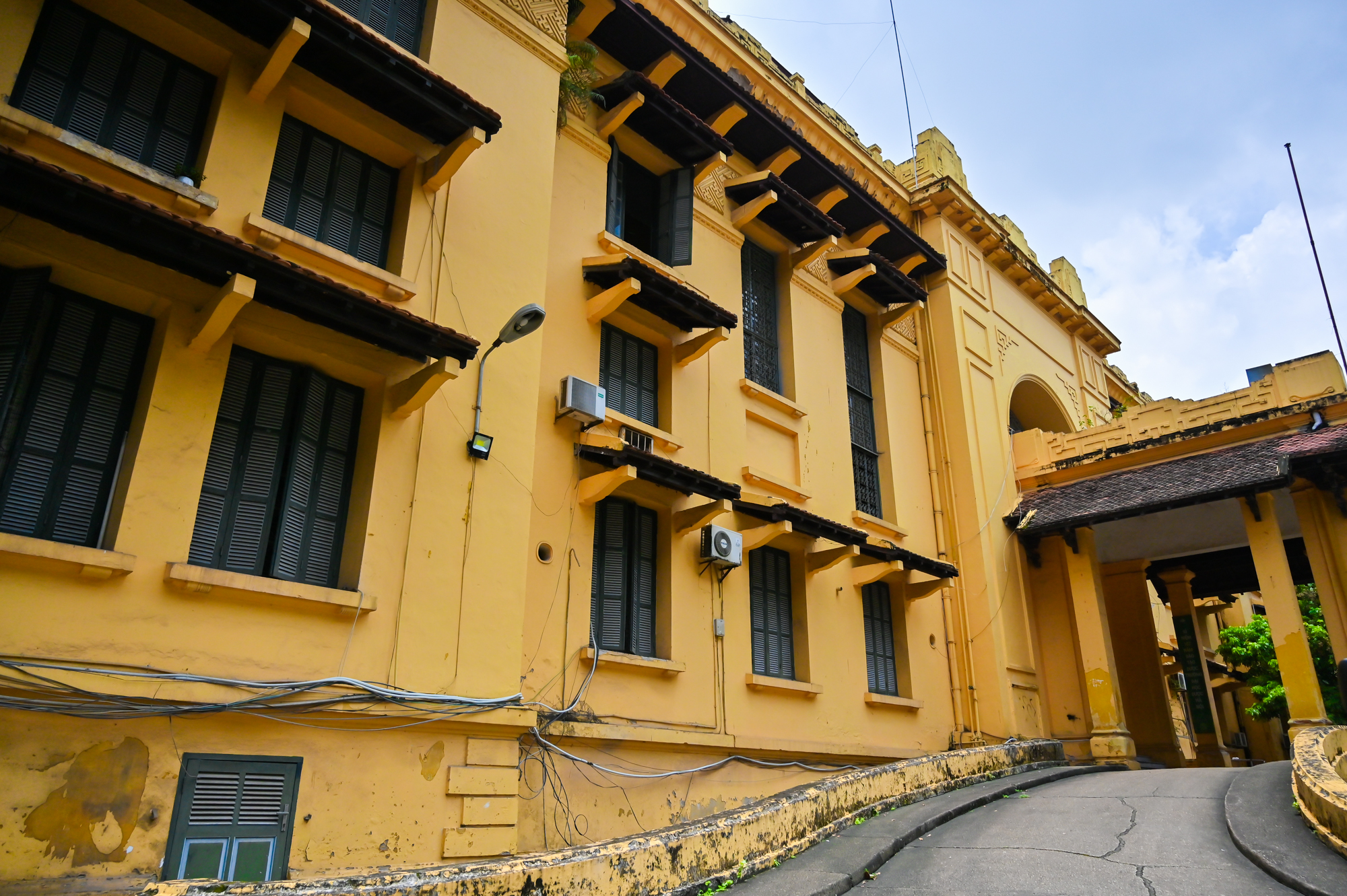 Trường đại học trăm tuổi, có hội trường đẹp như cung điện ở Hà Nội - Ảnh 8.