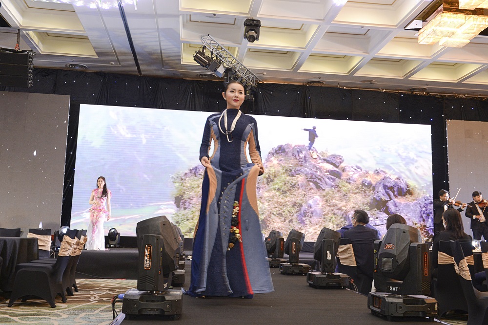 Hoa hậu Amy Lê Anh trình diễn áo dài - Ảnh 2. Hoa hậu Amy Lê Anh trình diễn áo dài - Ảnh 2.