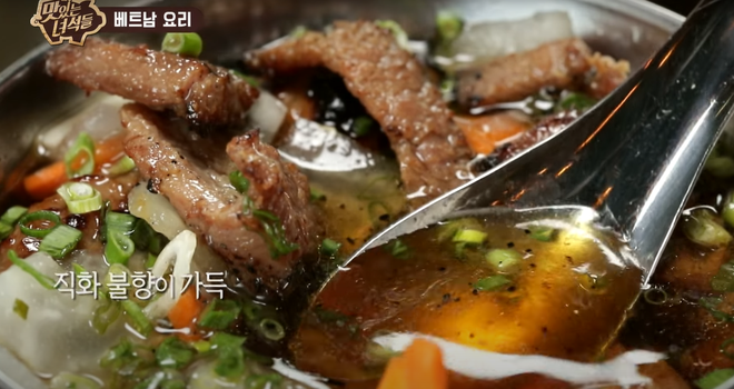  Một loạt món ăn Việt lên truyền hình nước ngoài: Toàn những đặc sản quen thuộc khiến bạn bè quốc tế vừa ăn vừa trầm trồ - Ảnh 2.