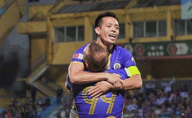  Văn Quyết tỏa sáng, Hà Nội FC lên đỉnh bảng  - Ảnh 2.