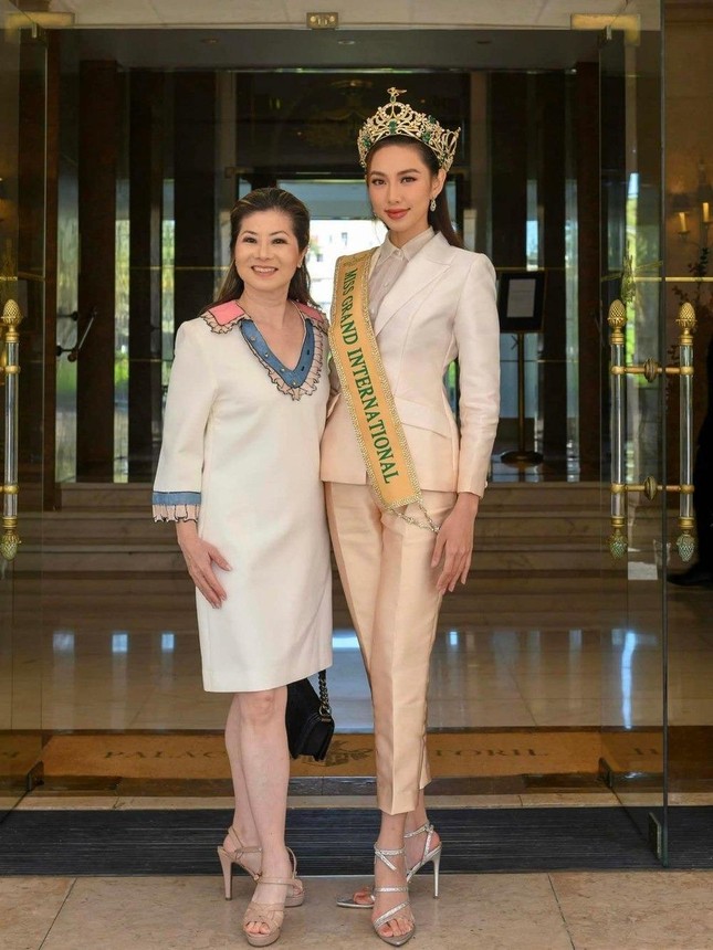  Thực hư tin đồn Hoa hậu Thùy Tiên bị Chủ tịch Nawat ngó lơ vì chuyện vương miện bị méo?  - Ảnh 4.