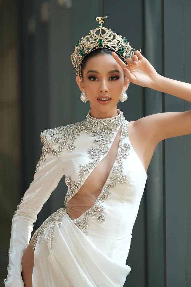  Thực hư tin đồn Hoa hậu Thùy Tiên bị Chủ tịch Nawat ngó lơ vì chuyện vương miện bị méo?  - Ảnh 8.