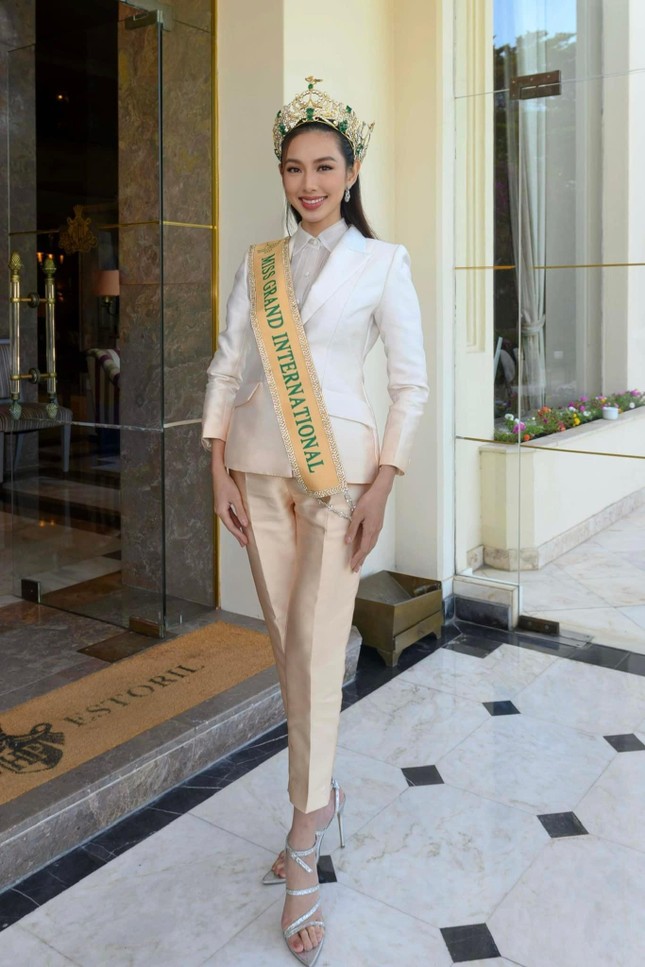  Vương miện 12 tỷ đồng của Hoa hậu Thuỳ Tiên gặp sự cố trong chuyến công tác châu Âu  - Ảnh 2.