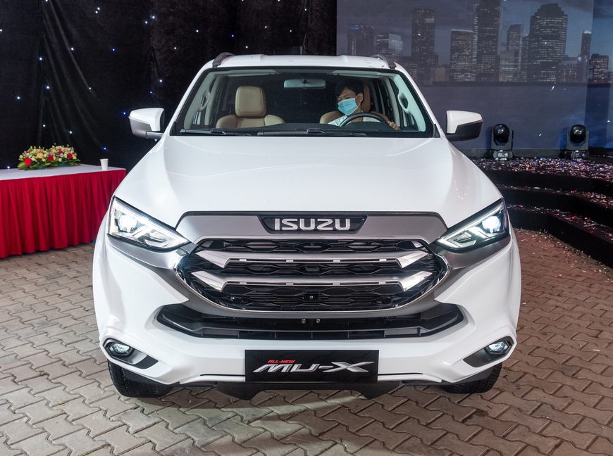 Chi tiết Isuzu mu-X 2022 bản rẻ nhất hợp dân chạy dịch vụ: Giá 900 triệu đồng, bên ngoài bóng bẩy nhưng không có màn hình - Ảnh 2.