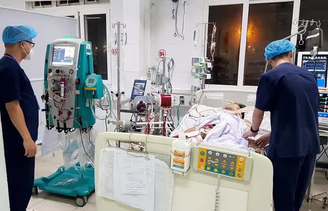 Bệnh viện Bệnh nhiệt đới Trung ương gia tăng bệnh nhân COVID-19 nguy kịch, 50% thở máy - Ảnh 1.
