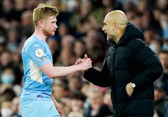 De Bruyne, người “cận vệ” cuối cùng của Pep - Ảnh 1.