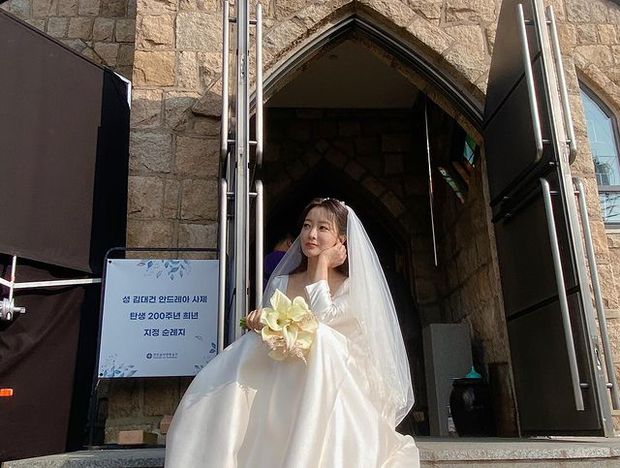  Mỹ nhân tự nhận đẹp hơn Kim Tae Hee hóa cô dâu màn ảnh ở tuổi 46, bất ngờ lấy lại phong độ nhan sắc ngoạn mục - Ảnh 3.