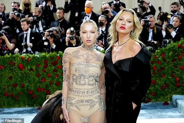 Kate Moss kể chuyện bị ép cởi nội y năm 15 tuổi, giải thích lý do bảo vệ Johnny Depp - Ảnh 6.