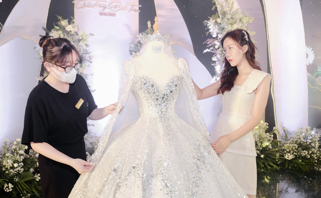 Người đứng sau chiếc váy cưới 28 tỷ đắt nhất Việt Nam - CEO Linh Nga Bridal: Có trong tay tiệm váy tầng áp mái, đánh ‘liều’ vào phân khúc cao cấp và thắng lớn  - Ảnh 7.