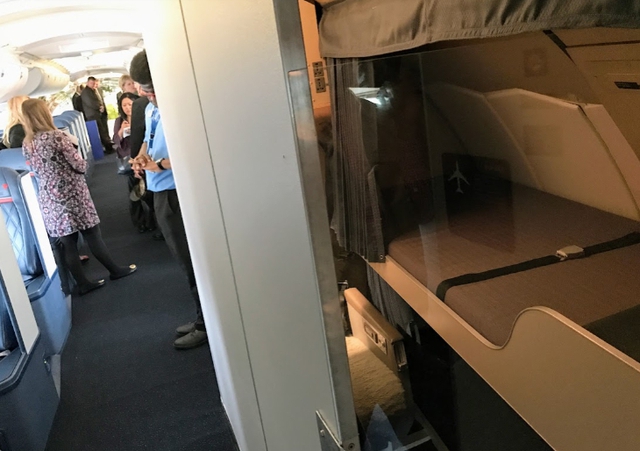 Không gian của tiếp viên hàng không trên máy bay: Chốn riêng tư hành khách không thể tiếp cận, tiện nghi như khách sạn con nhộng ở Nhật Bản - Ảnh 2.