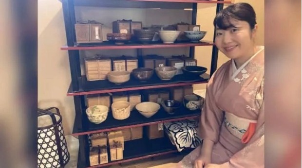 Thưởng trà trong chiếc bát cổ hơn 300 năm tuổi ở Nhật Bản - Ảnh 1.