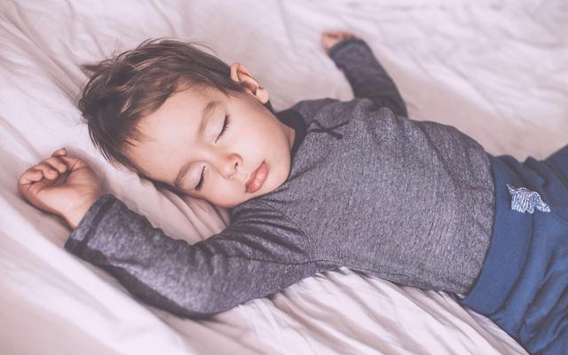 Trẻ ngủ sớm và trẻ ngủ muộn có sự khác biệt rõ ràng khi lớn lên: Không chỉ thấp còi mà còn giảm IQ đáng kể, bố mẹ cần lưu ý - Ảnh 3.