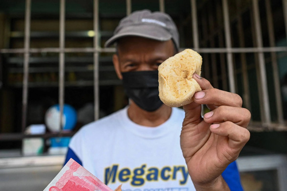 Nhiều tiệm bánh mì Philippines cắt giảm trọng lượng vì lạm phát - Ảnh 3.