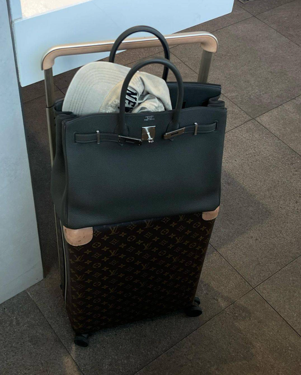 Chuyên gia du lịch cho Vogue khuyên mang gì trong hành lý xách tay? - Ảnh 2.