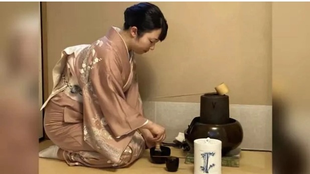 Thưởng trà trong chiếc bát cổ hơn 300 năm tuổi ở Nhật Bản - Ảnh 3.
