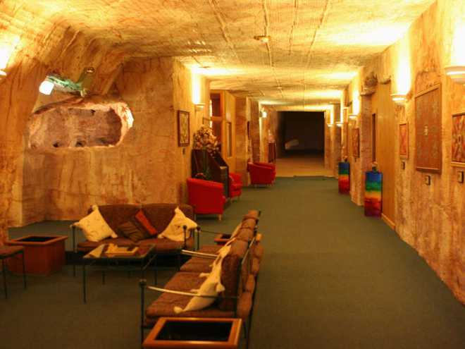 Thị trấn đặc biệt 80% người dân sống dưới lòng đất, nhà hang động tiện nghi đến mức dân du lịch phải xếp hàng tham quan  - Ảnh 11.