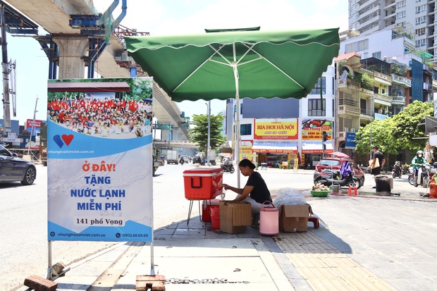 Ở đây tặng nước lạnh miễn phí - Khi người lao động nghèo ở Hà Nội được giải nhiệt bằng tình người - Ảnh 1.
