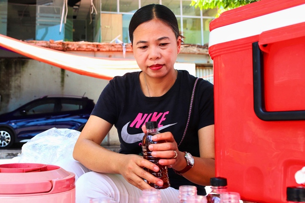 Ở đây tặng nước lạnh miễn phí - Khi người lao động nghèo ở Hà Nội được giải nhiệt bằng tình người - Ảnh 11.