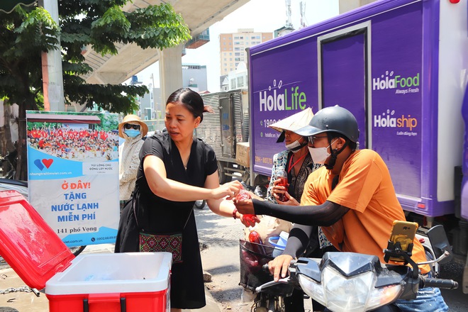 Ở đây tặng nước lạnh miễn phí - Khi người lao động nghèo ở Hà Nội được giải nhiệt bằng tình người - Ảnh 3.