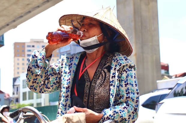 Ở đây tặng nước lạnh miễn phí - Khi người lao động nghèo ở Hà Nội được giải nhiệt bằng tình người - Ảnh 4.