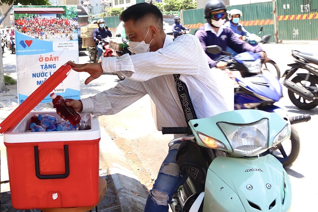 Ở đây tặng nước lạnh miễn phí - Khi người lao động nghèo ở Hà Nội được giải nhiệt bằng tình người - Ảnh 7.