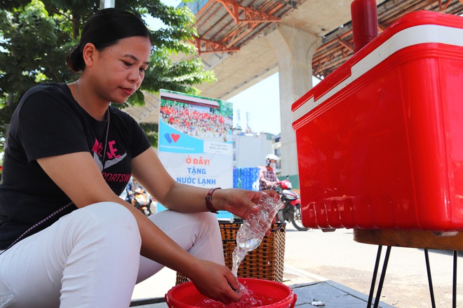 Ở đây tặng nước lạnh miễn phí - Khi người lao động nghèo ở Hà Nội được giải nhiệt bằng tình người - Ảnh 9.