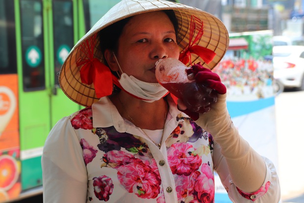 Ở đây tặng nước lạnh miễn phí - Khi người lao động nghèo ở Hà Nội được giải nhiệt bằng tình người - Ảnh 10.